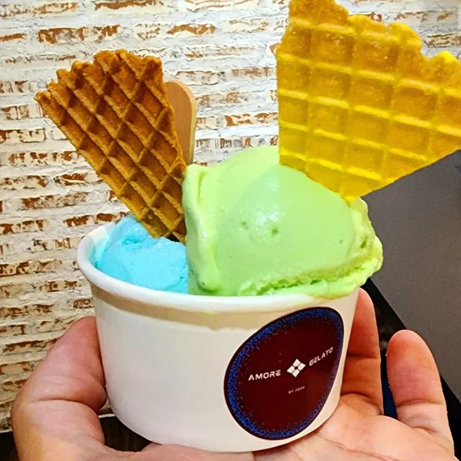 Cup gelato matcha dan biru dengan waffle