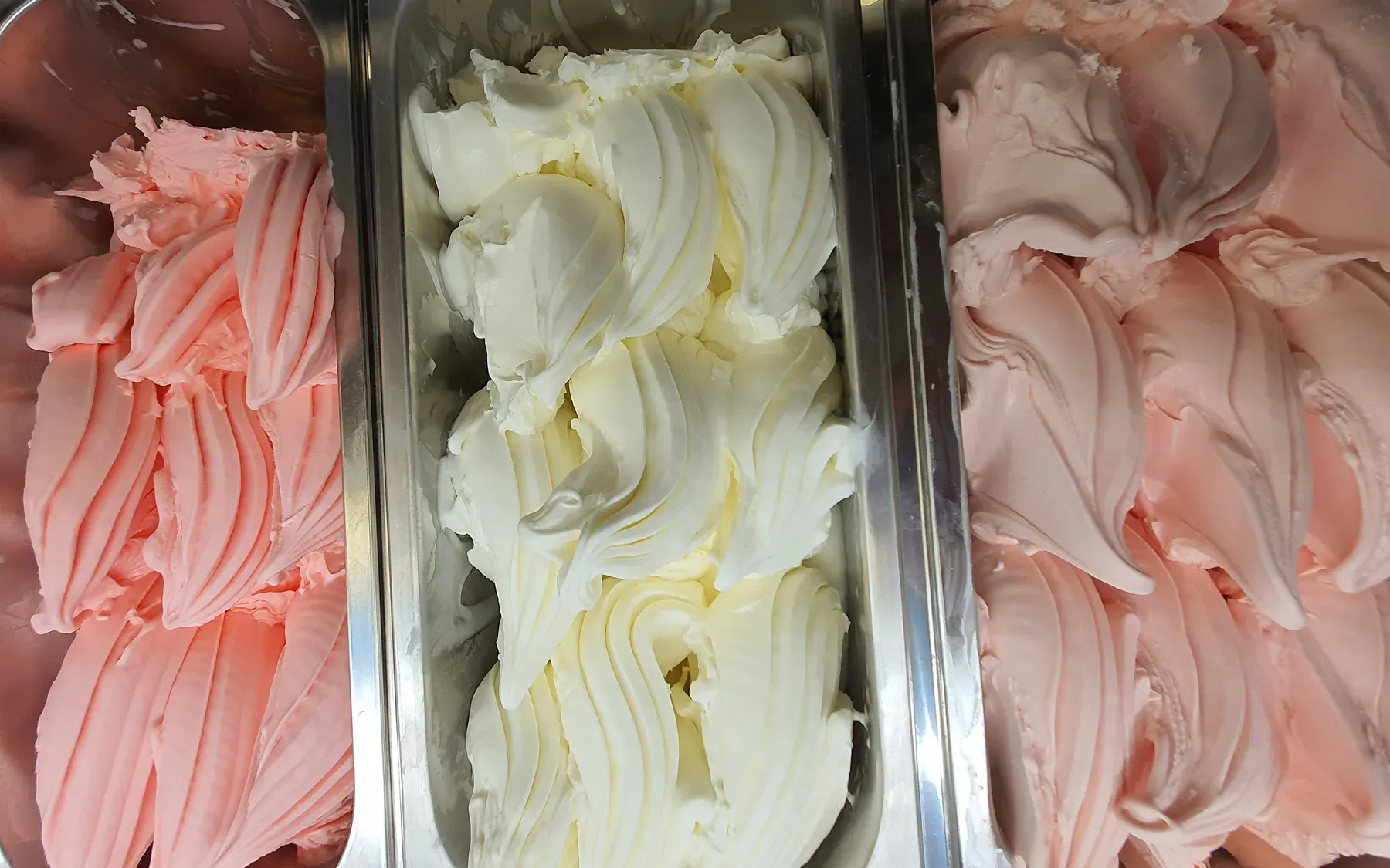 Tiga pan gelato stroberi dan vanila