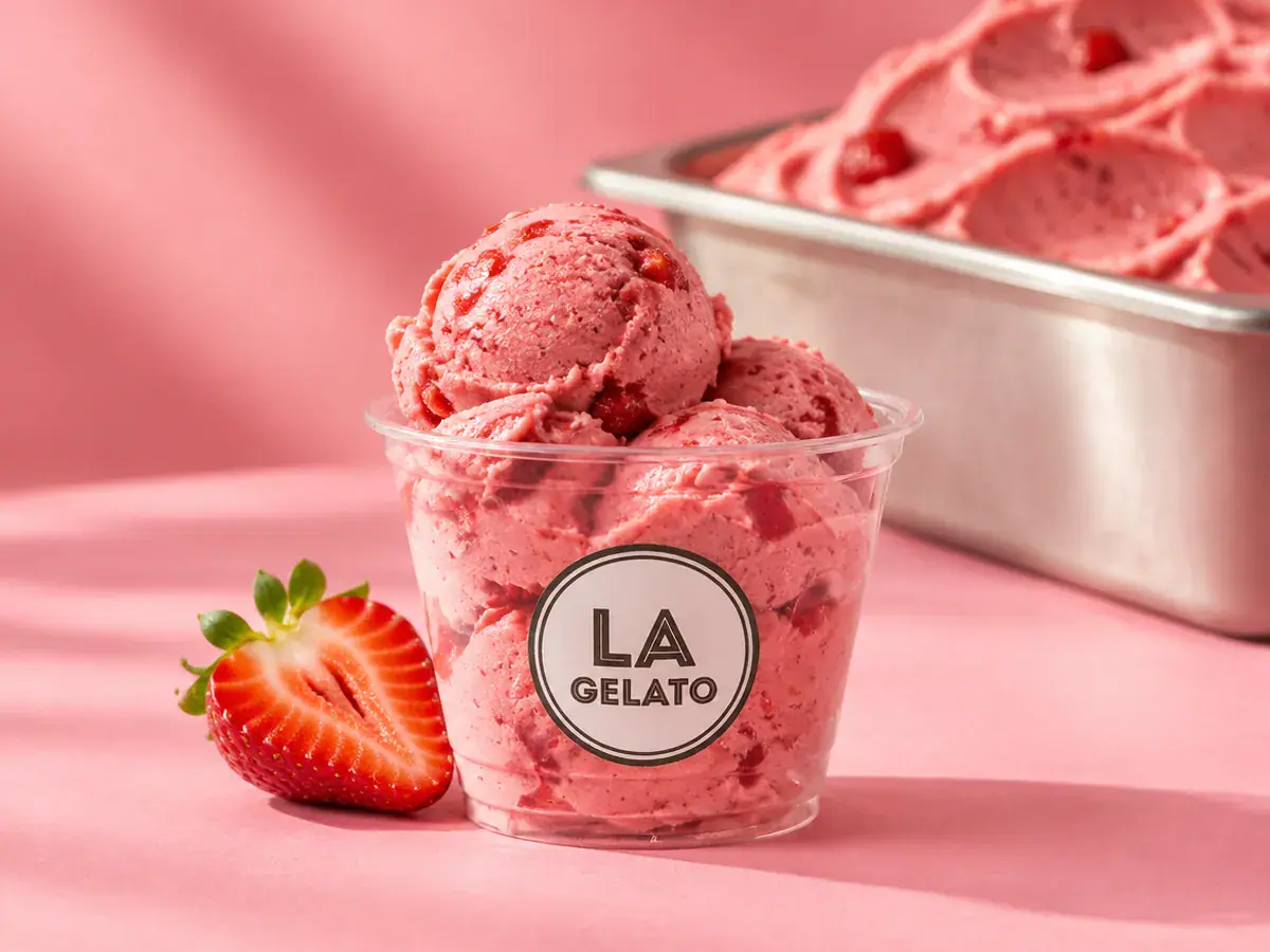 Gelato stroberi premium dalam cup La Gelato