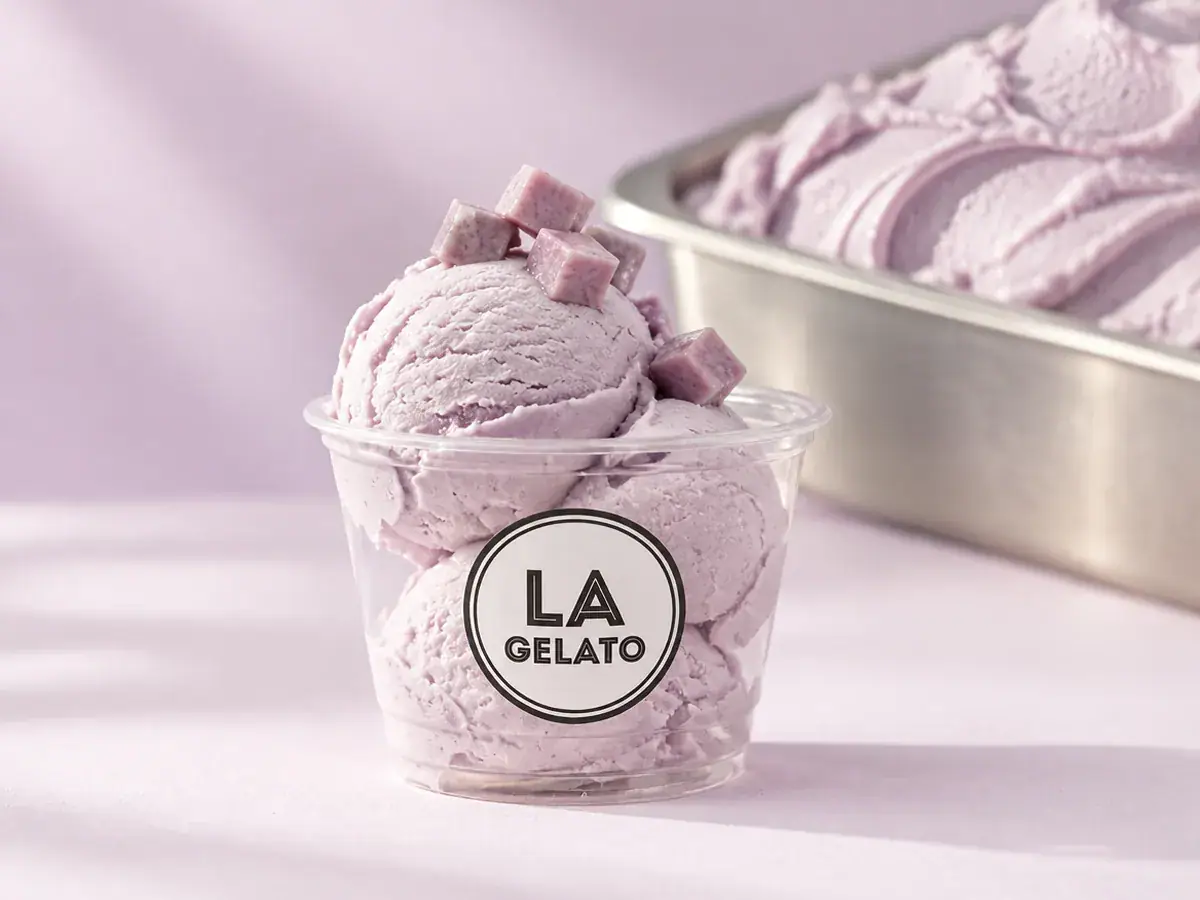 Gelato taro dalam cup La Gelato