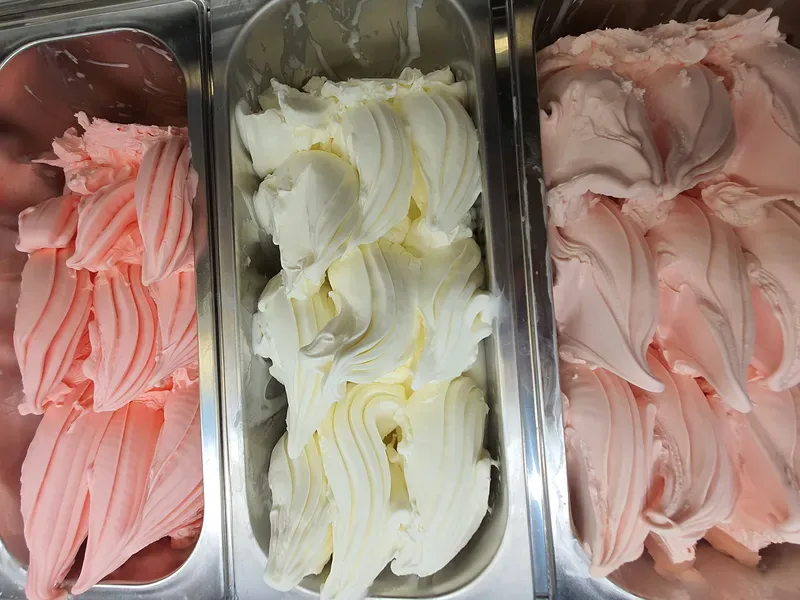 Pan gelato vanila dan stroberi